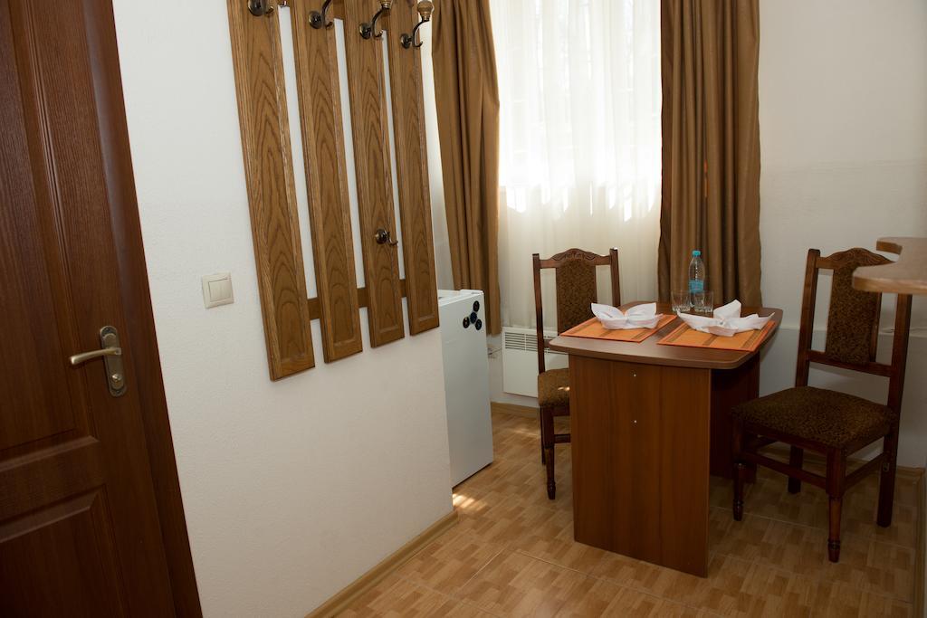Hotel Acorn Ирпин Стая снимка