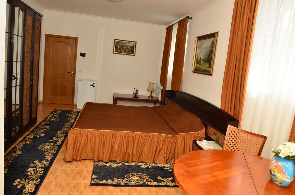 Hotel Acorn Ирпин Екстериор снимка