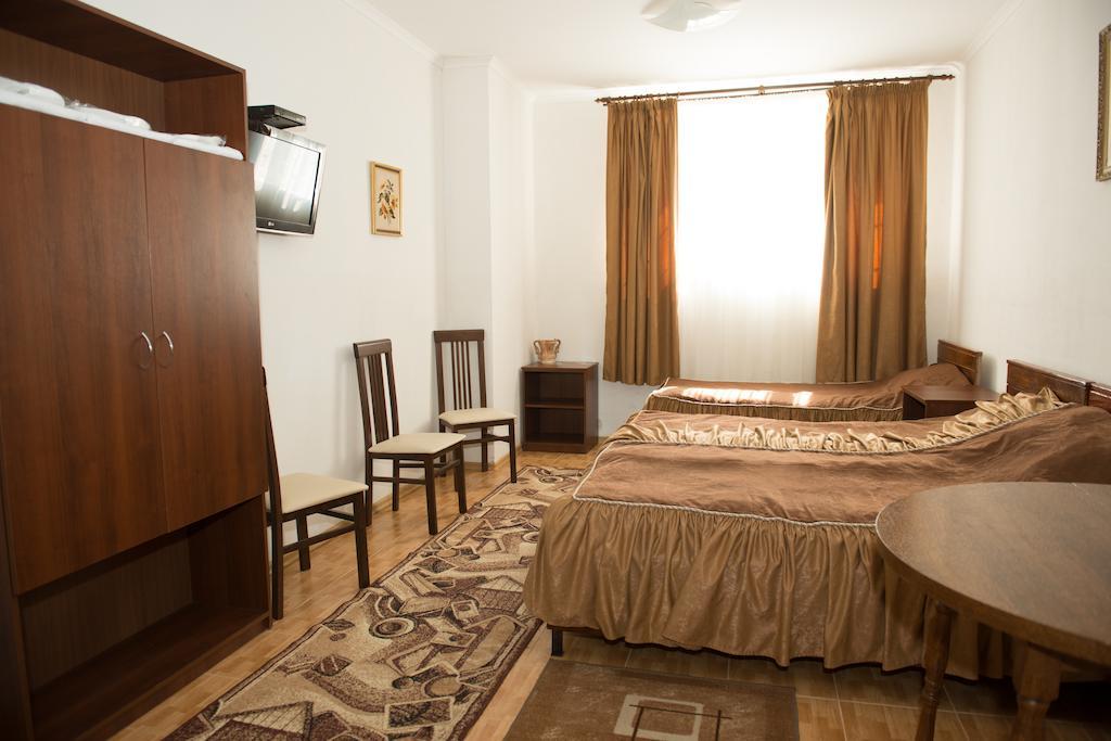 Hotel Acorn Ирпин Стая снимка