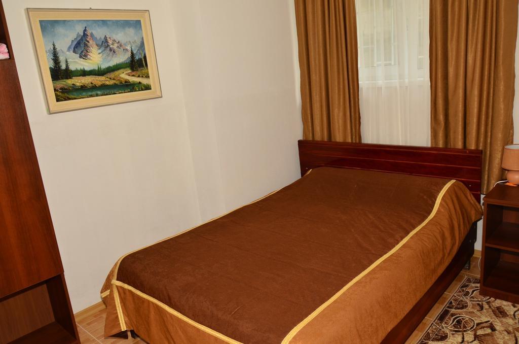 Hotel Acorn Ирпин Екстериор снимка