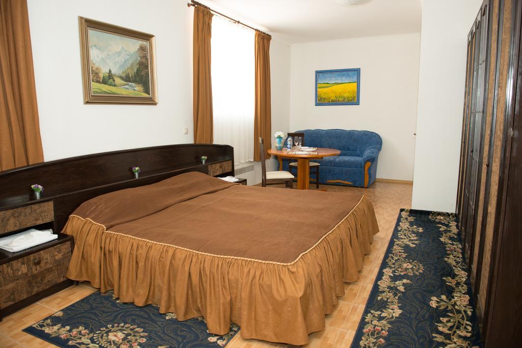 Hotel Acorn Ирпин Стая снимка
